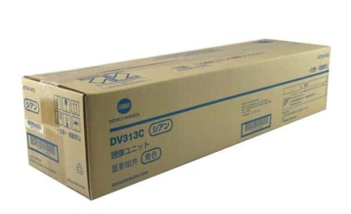 Cutie de carton DV313C, marca Konicaminolta, utilizată pentru transportul echipamentelor de birou, dimensiuni lungi, design simplu.